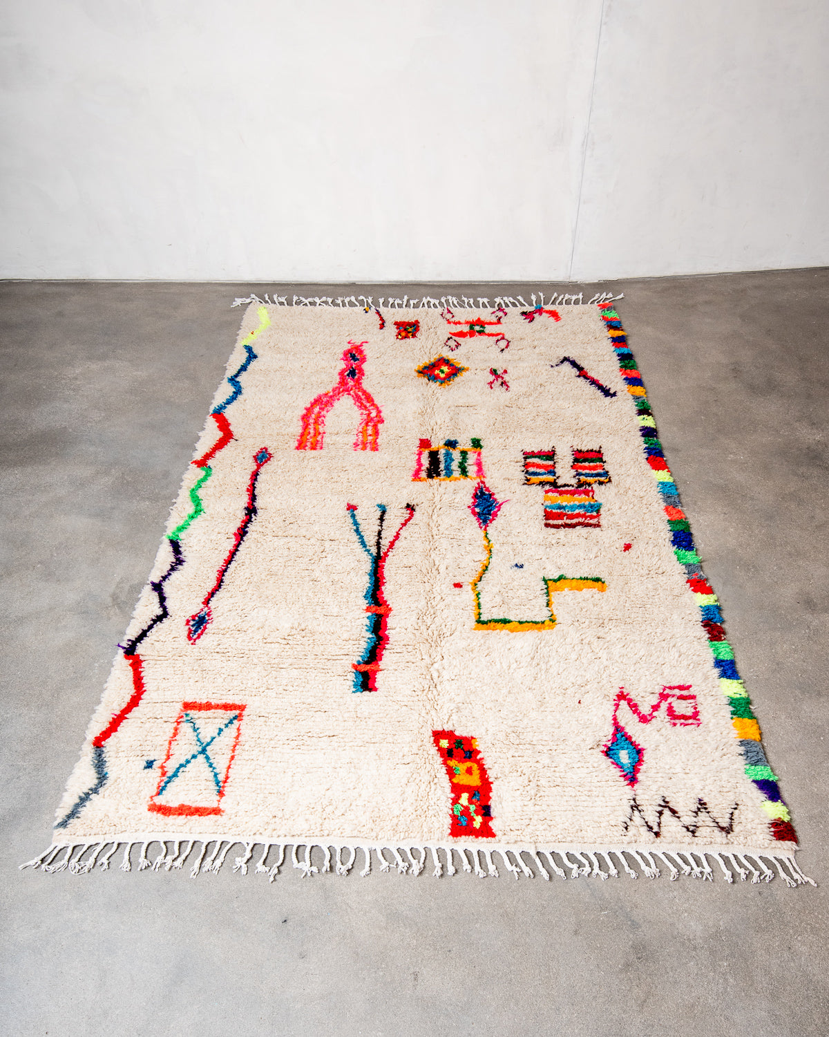 Modern designer handcrafted Berber rug from Morocco. Azilal rug with beautiful colors and patterns. Made of sheep’s wool and colourful cotton.